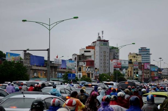 Giao[-]thông[-]Hà[-]Nội[-]náo[-]loạn[-]vì[-]mưa[-]to